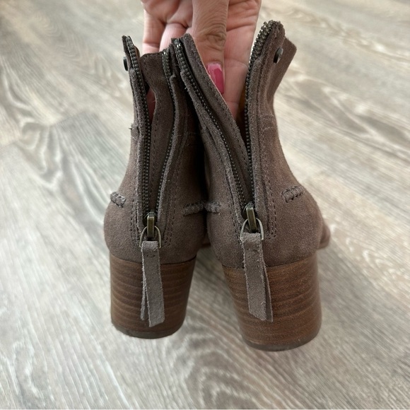 Ugg Bandara Mysterious suede ankle booties, travel friendly, cozy chic - Picture 7 of 11